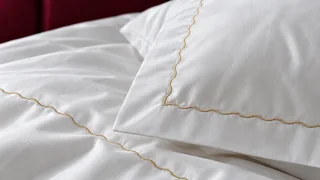 Lenjerie bumbac 100% 500 CT, detaliu cusătură aurie