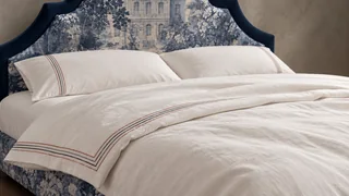 Este crem, vedere oblică